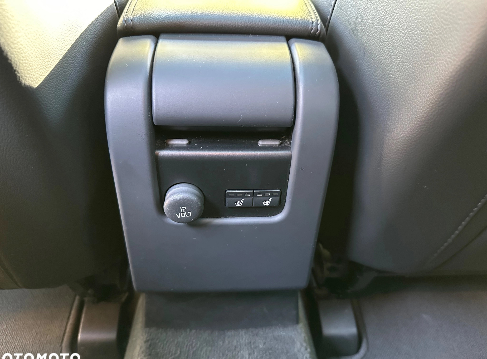 Volvo XC 60 cena 125000 przebieg: 159900, rok produkcji 2017 z Warszawa małe 497
